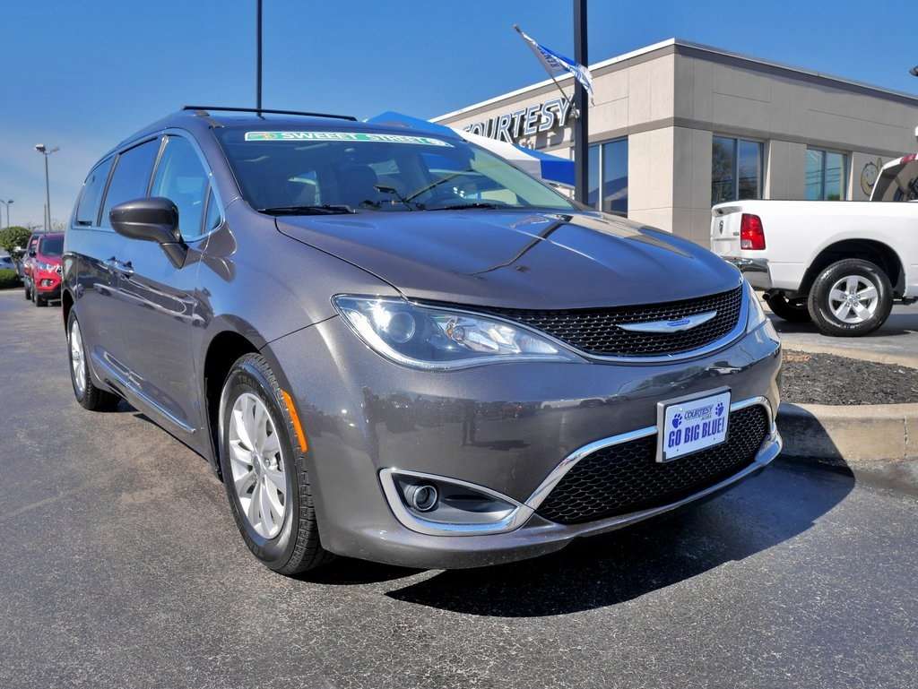 2018 Chrysler Pacifica Touring Plus photo 2