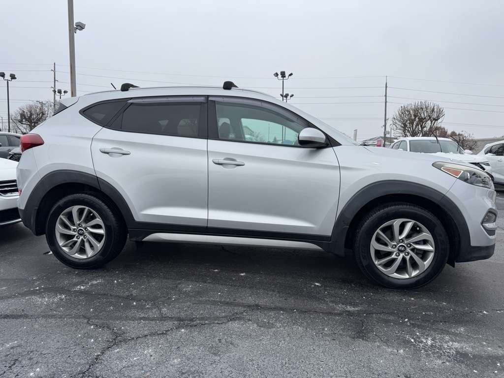 2017 Hyundai Tucson SE photo 2