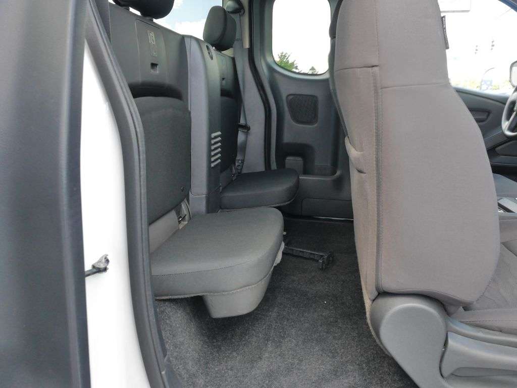 2022 Nissan Frontier S - Photo 11
