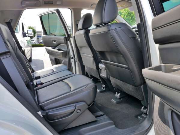 2024 Nissan Pathfinder SL - photo 11
