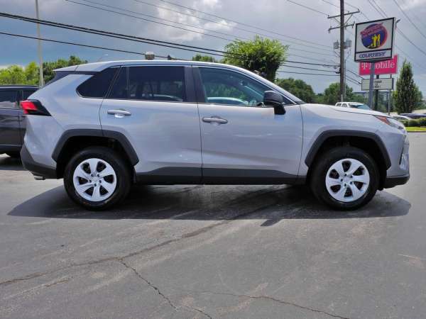 2025 Toyota RAV4 LE - photo 4