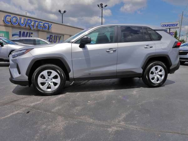2025 Toyota RAV4 LE - photo 8