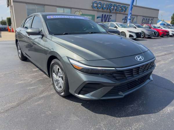 2024 Hyundai Elantra SE - photo 2