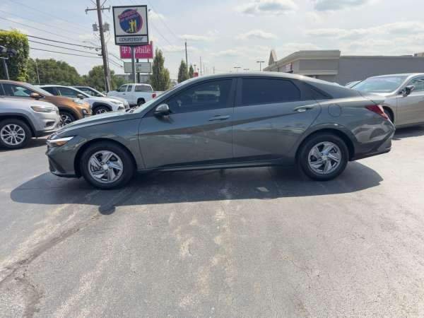 2024 Hyundai Elantra SE - photo 4