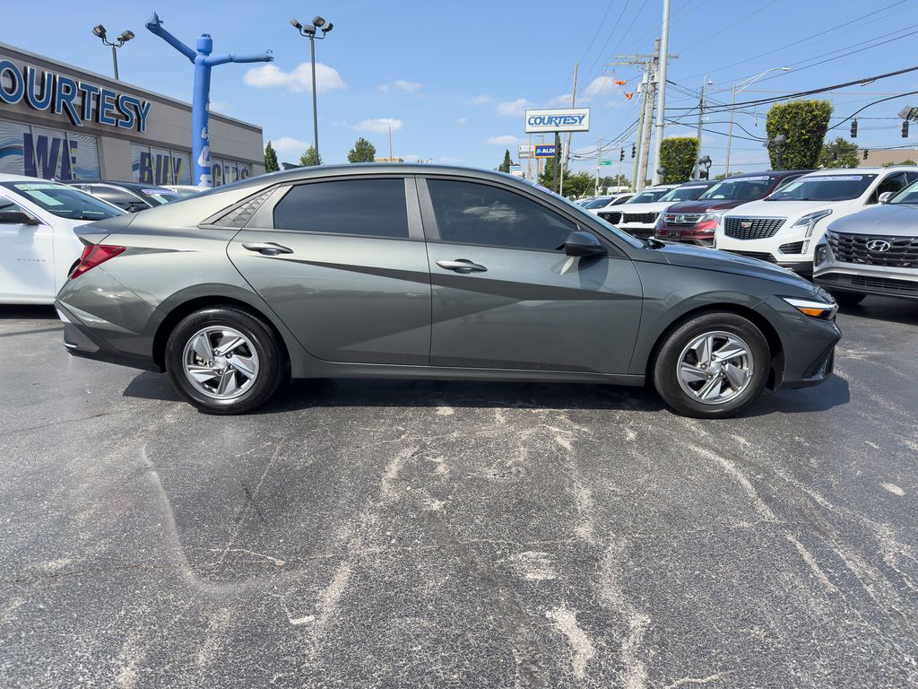 2024 Hyundai Elantra SE - Photo 8