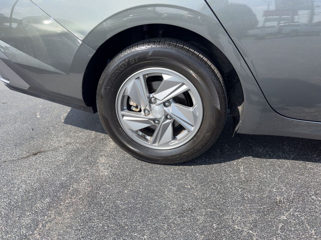 2024 Hyundai Elantra SE - Photo 9