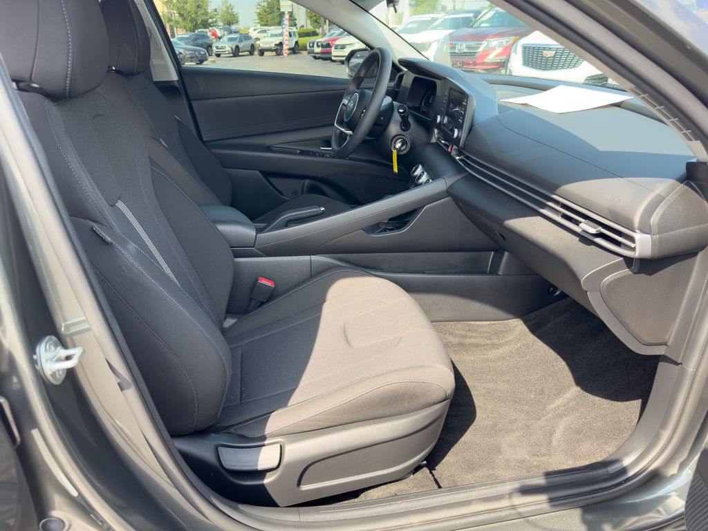 2024 Hyundai Elantra SE - Photo 12