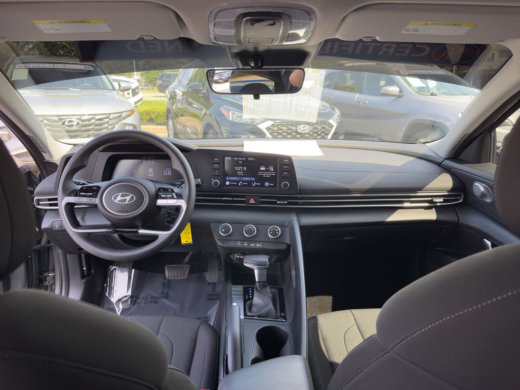 2024 Hyundai Elantra SE - Photo 18
